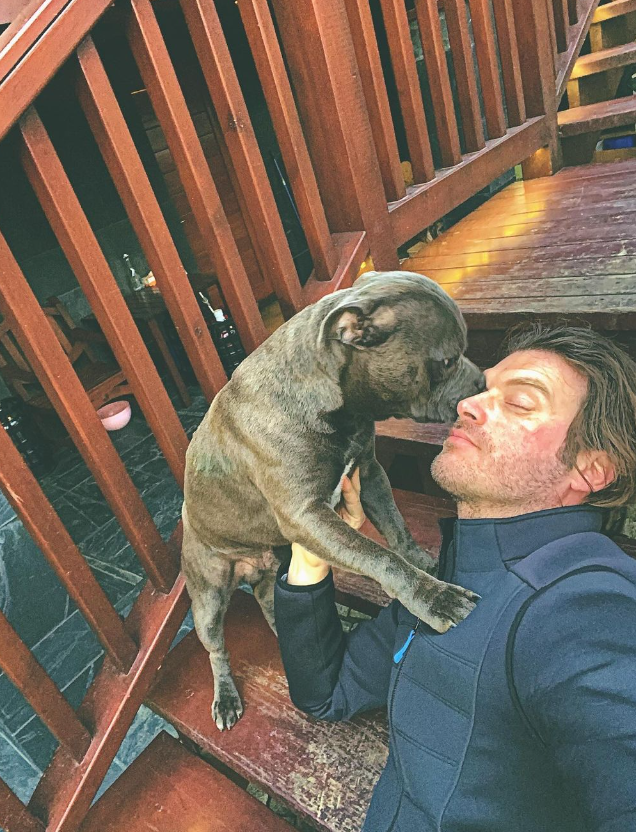 Kıvanç Tatlıtuğ'un acı kaybı. 'İki gözüm' dediği köpeğini kaybetti