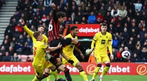 Enes Ünal Premier Lig'e damga vurdu! Stadyumu yıktı geçti