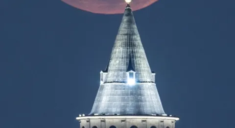 İstanbul'da hilal, Galata Kulesi ile birlikte görüntülendi