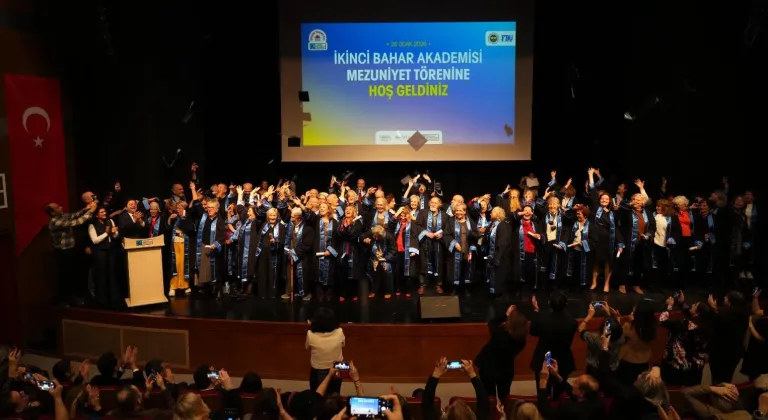 65 Yaş Üstü Bireyler İçin Yeni Bir Başlangıç: İkinci Bahar Akademisi İlk Mezunlarını Verdi!