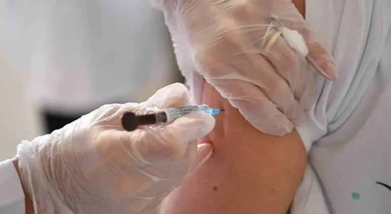 65 Yaş Üstü İçin Kritik Uyarı! Yaşlanan Nüfusta Aşılama Neden Hayati Önem Taşıyor?