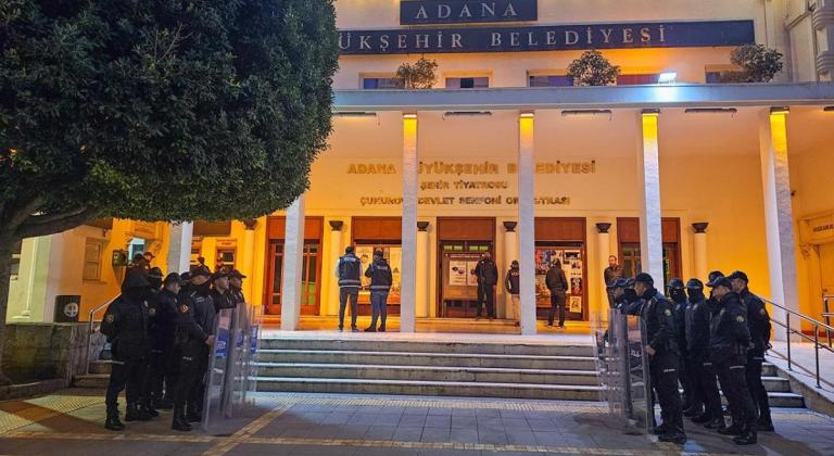 Adana Büyükşehir Belediyesine silahlı saldırı! Yaralı var