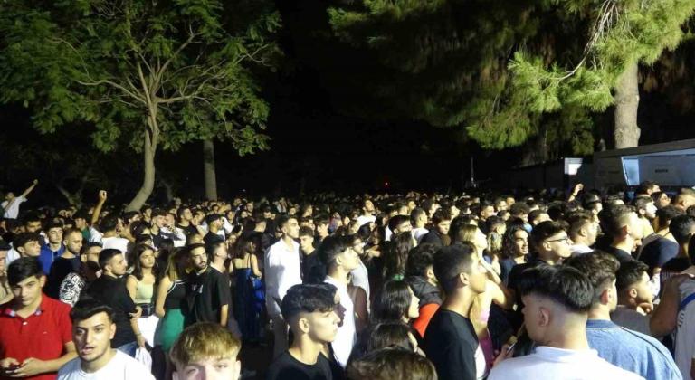 Adana’da Çukurova Rock Festivali’nde gençler bariyerleri bilet gişelerini yıkıp içeri girdi
