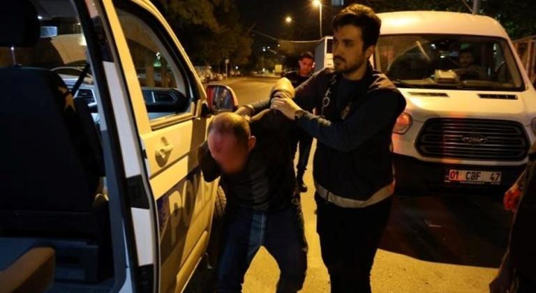 Adana'da kesinleşmiş hapis cezası bulunan hükümlü, kendisini durdurmak isteyen polisi otomobille ezip kaçmak istedi