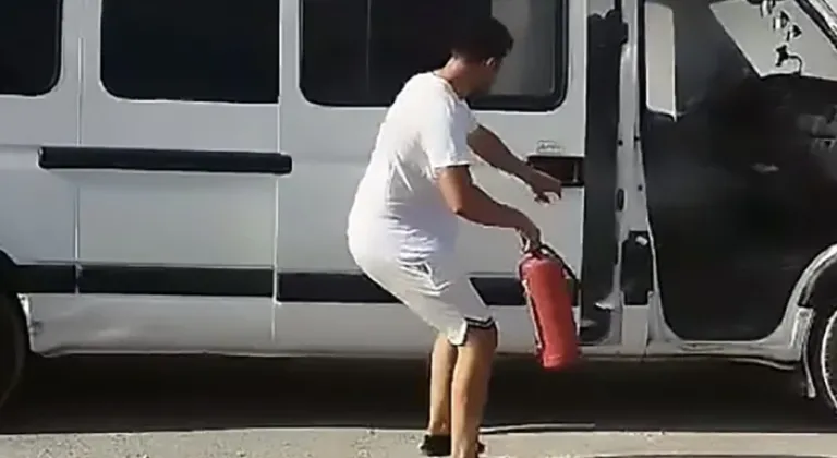 Adana'da polise direnip, ateşe verdiği minibüse kendini kilitledi