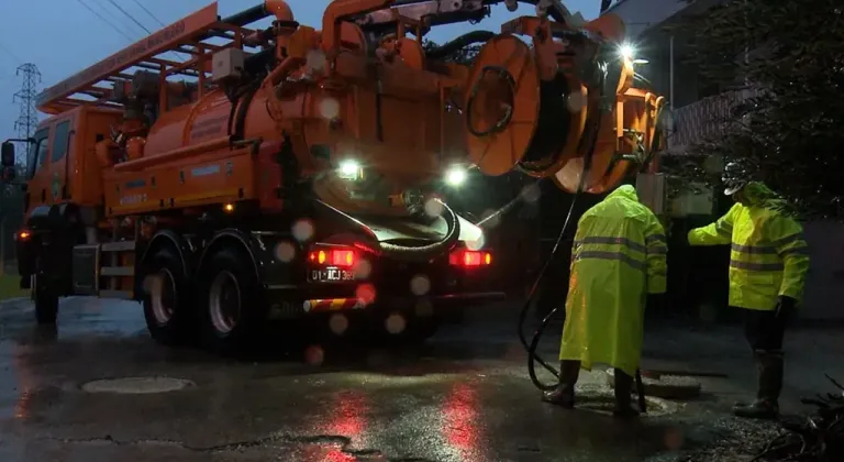 Adana'yı Sular Altında Bırakan Yağışa ASKİ'den Dev Müdahale: 492 İş Makinesi ve 1672 Personel Seferber Oldu!