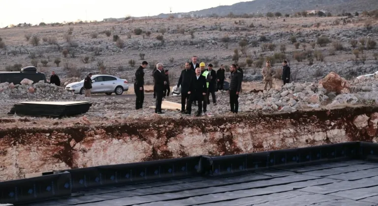 Adıyaman Valisi Osman Varol, Pınaryayla Köyü’nde inşası başlayan köy evlerini inceledi