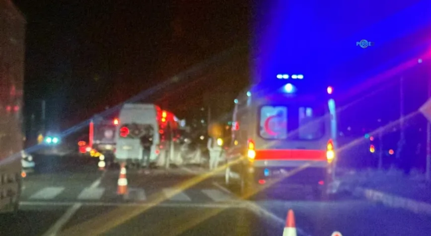 Adıyaman’da tarım işçilerini taşıyan minibüs ile otomobil çarpıştı: 15 yaralı  - Videolu Haber