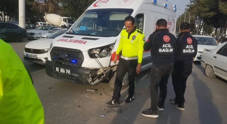 Adıyaman’da zincirleme trafik kazası: Biri ambulans, üç araç birbirine girdi, 1 yaralı