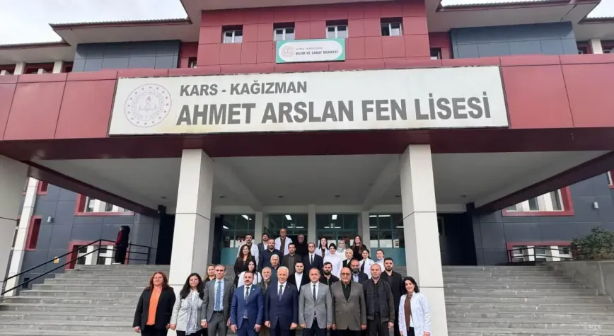 Ahmet Arslan, Kağızman’da kendi ismini taşıyan liseyi ziyaret etti