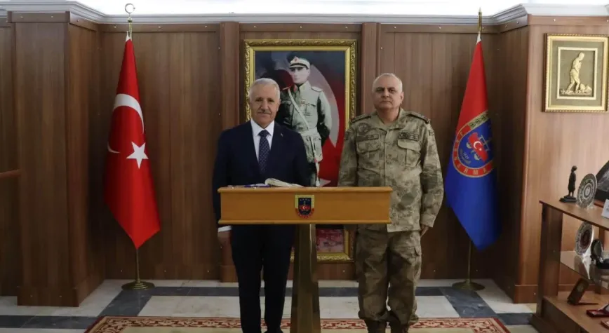 Ahmet Arslan’dan Kars’taki askerî komutanlara ziyaret