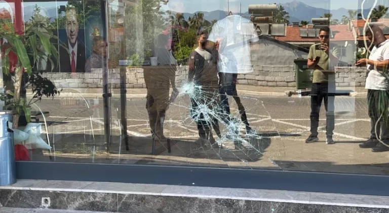 AK Parti ilçe başkanlığı binasına taşlı saldırı