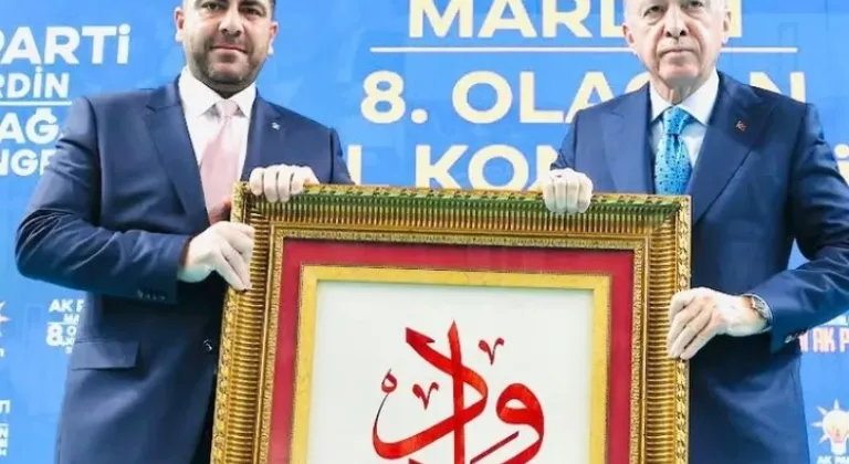 AK Parti Mardin İl Başkanı Mehmet Uncu, Cumhurbaşkanı Erdoğan’a Anlamlı Hediye Takdim Etti
