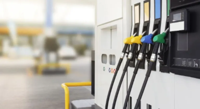 Akaryakıt fiyatları yükseldi: Motorin litre fiyatı 60 TL’yi aştı! İşte güncel fiyatlar...