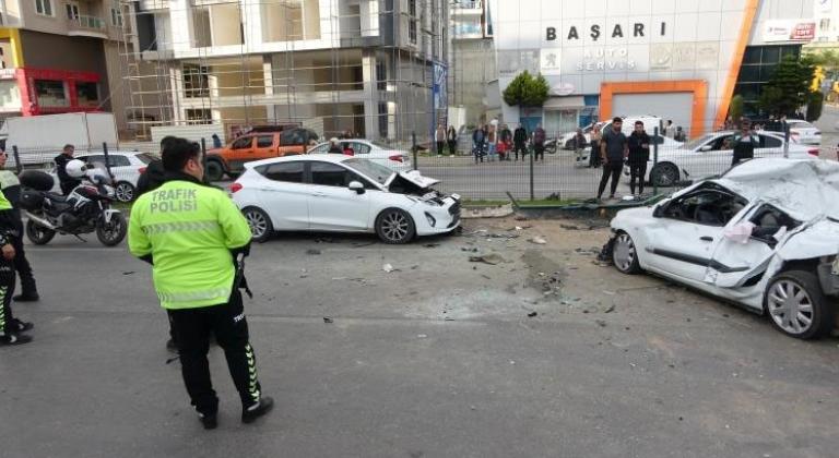 Alanya’da bariyerleri kıran otomobil iki araca çarptı: 2 ölü, 4 yaralı
