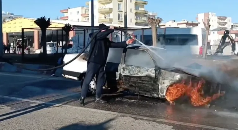 Alevlere teslim olan otomobil küle döndü  - Videolu Haber