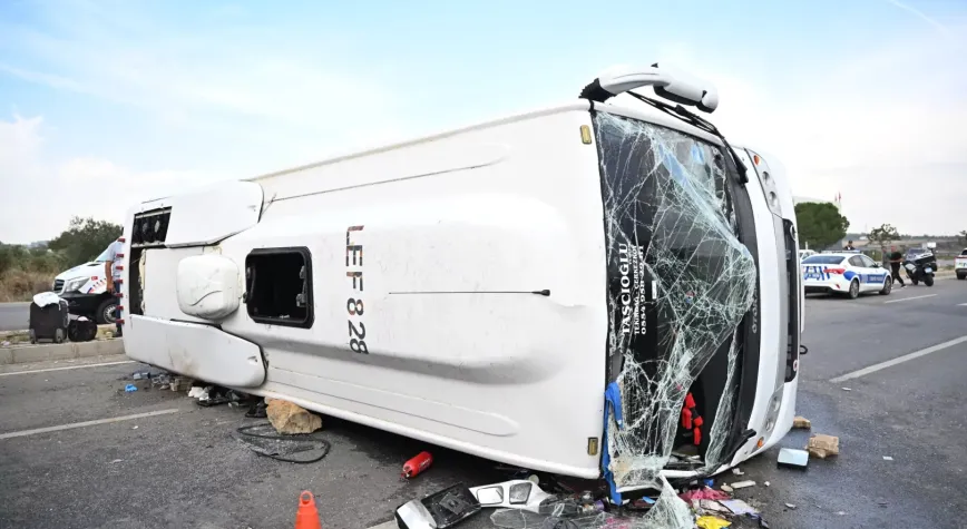 Antalya-Isparta yolunda yolcu otobüsü devrildi: 17 yaralı
