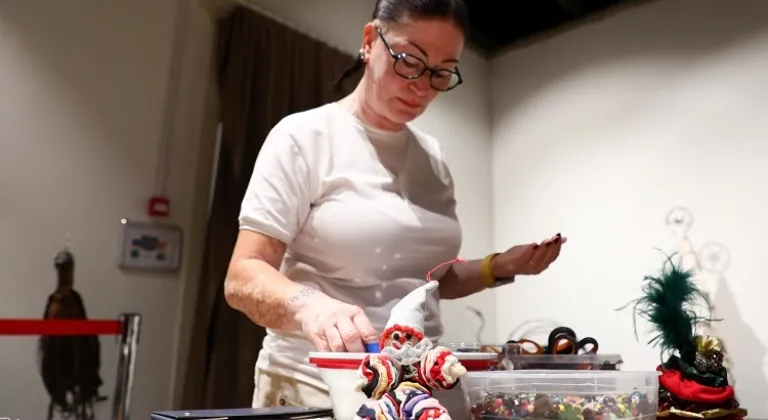 Antalya'da atık kumaşlar kadınların emeğiyle yılbaşı neşesine dönüştü