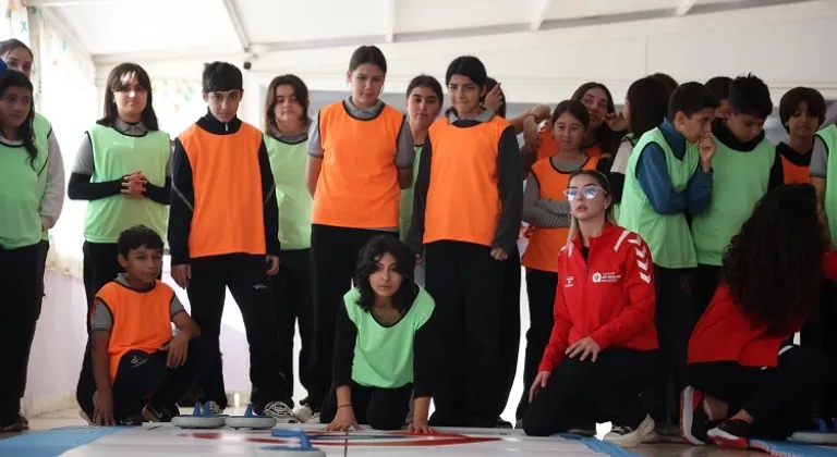 Antalya’da kız çocukları Floor Curling ile tanıştı