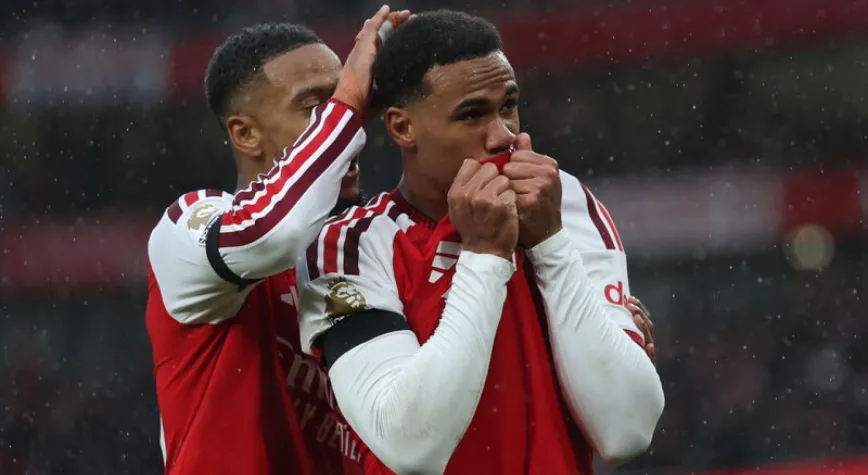 Arsenal, zirveyle puanını eşitledi!