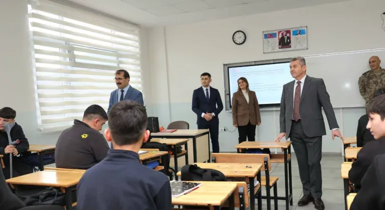 Artvin Valisi Ergün’den okullara ziyaret