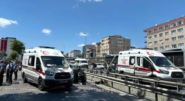 Avcılar'da otomobil kaldırıma çıktı: 5 yaralı