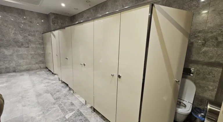 AVM çalışanı kadınlar tuvaletinde kabusu yaşadı! Kabinin altından...