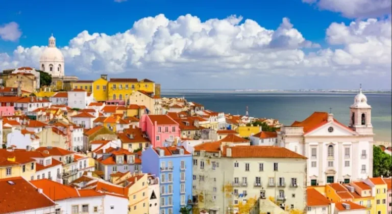 Aylık 43 bin TL geliri olan Türk vatandaşlarına Avrupa Birliği ülkesi oturum izni verecek