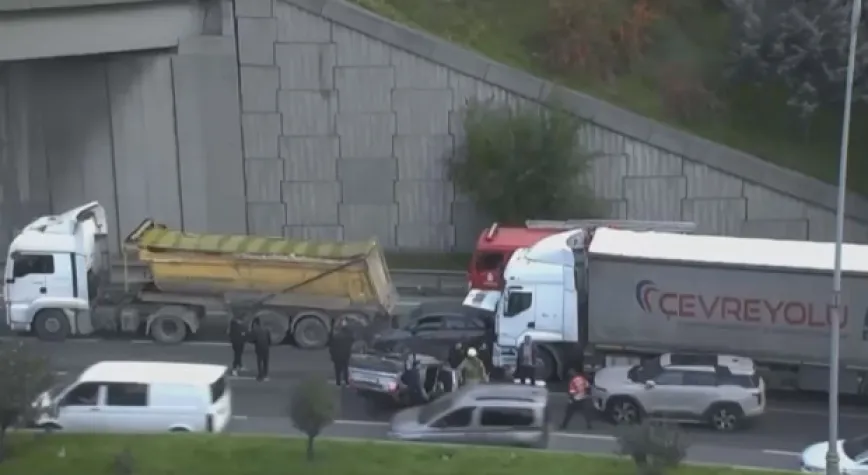 Bağcılar'da zincirleme trafik kazası: 2 kişi yaralandı