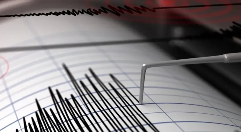Balıkesir’de 4.9 şiddetinde deprem: Çevre illerde de hissedildi 