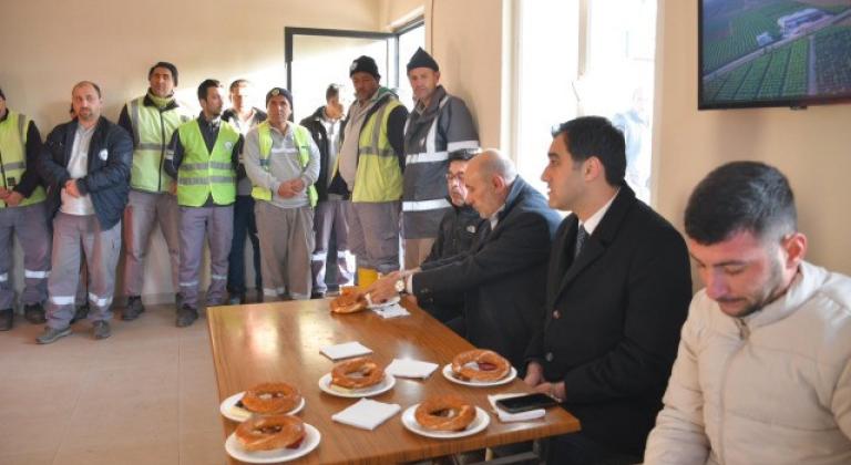 Başkan adayı, kahvaltı ederek oy istedi! İşçiler ayakta bekledi