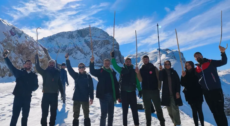 Batman'da Harrut Yaylası’na karlı yolda 4 saatlik tırmanış