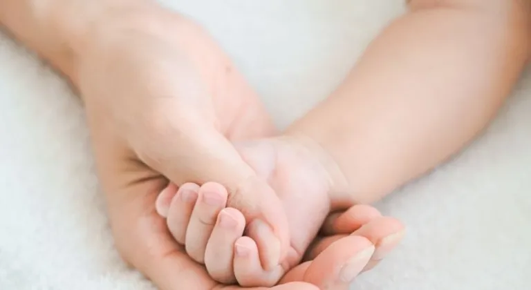 Bebeklerin elleri neden soğuk olur ve sebebi nedir?