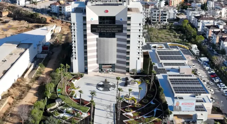 Belediyeyi denetlemeye gidenler, lüks otelde yabancı kadınlarla kaldı