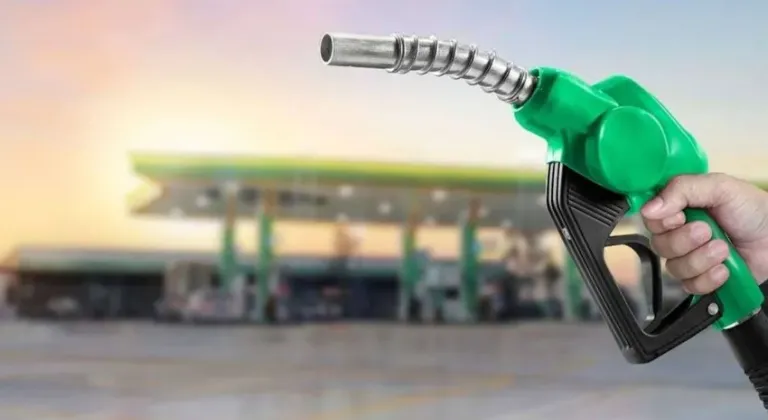 Benzin fiyatlarına bu gece dev bir zam daha!