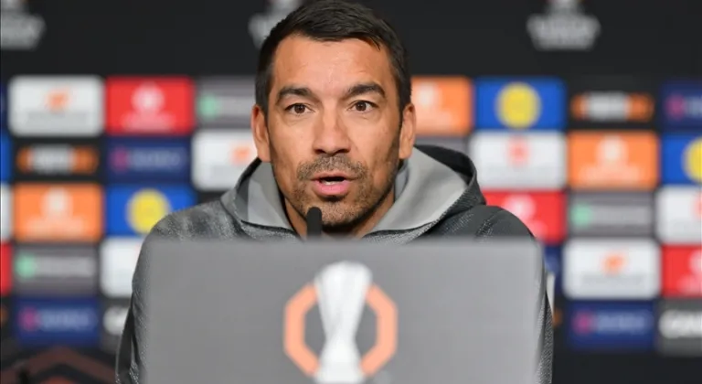 Beşiktaş'ta 4 ayrılık! Van Bronckhorst yönetime raporunu verdi