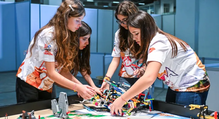 Bilim Kahramanları Fuar İzmir'de Yarıştı: Ulusal Turnuvaya Yükselen 10 Takım Belli Oldu!