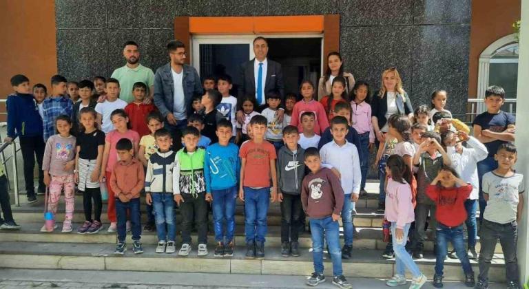 Bitlis’in Güroymak'takş köyünde öğrenciler ilk kez sinemada film izledi