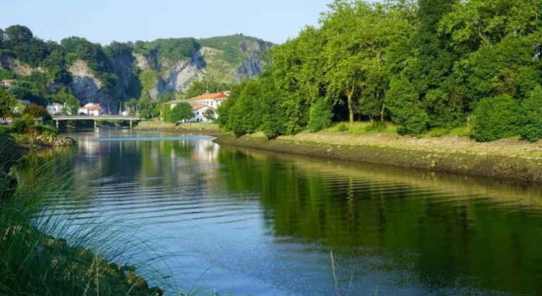 Bu ada yılda iki kez ülke değiştiriyor: 6 ayda bir diğer ülkenin oluyor