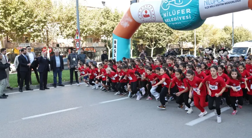 Bursa Nilüfer’de bin 749 öğrenci Cumhuriyet'e koştu