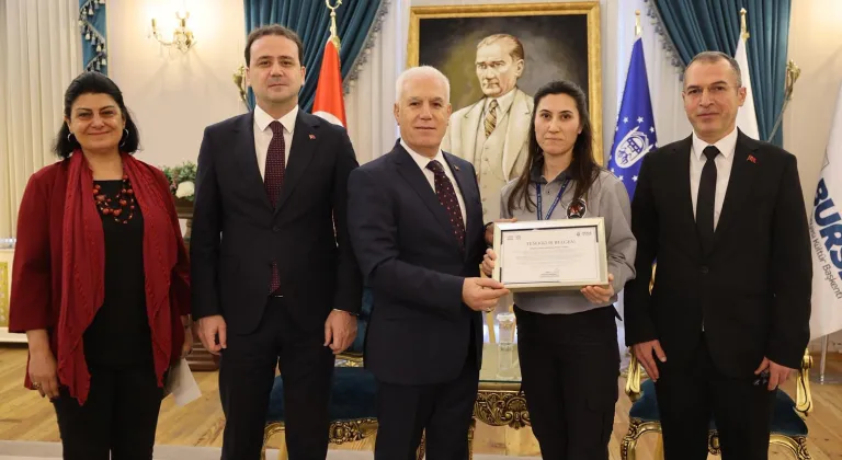 Bursa'da Güler Yüzlü Güvenlik Görevlisi Fatma Yılmaz'a Başkan Bozbey'den Örnek Teşekkür!