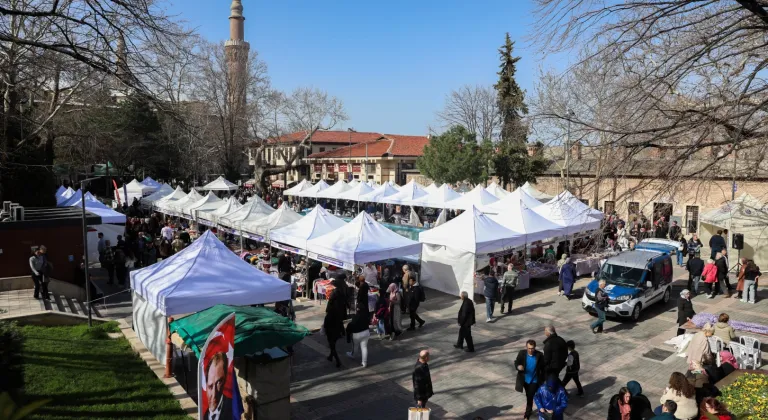 Bursa'da Kadın Emeği Coşkusu Zirvede: 'Meydan Kadınların' Rekor Katılımla Büyüledi!