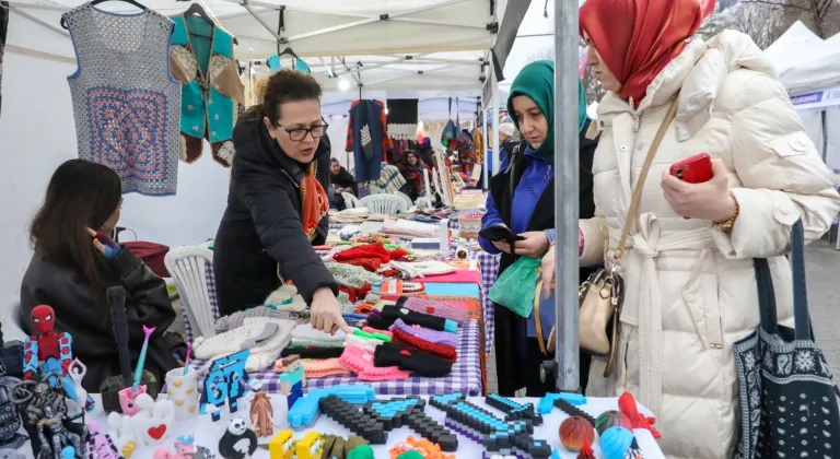 Bursa'da Kadın Emeğine Büyük Destek: Meydan Kadınların Dayanışma Pazarı Yoğun İlgi Gördü!