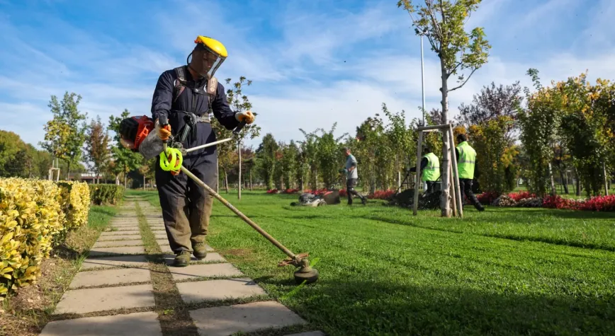 Bursa'da park ve bahçelere düzenli bakım