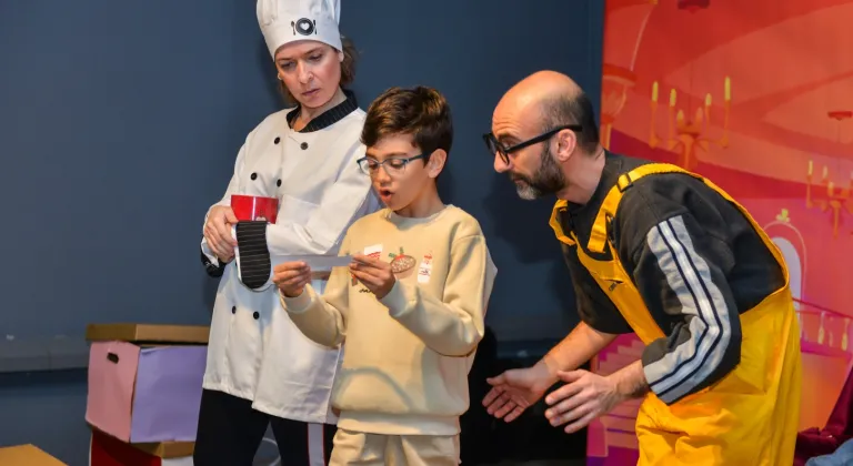 Bursa'da Sahneye Taşınan Kahkaha Dolu 'Kayıp Şapka Macerası' Çocukları Mest Etti!