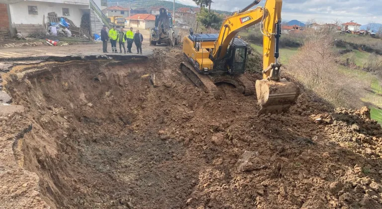 Bursa'da Ulaşım Güvende: Büyükşehir, Heyelan ve Göçüklere 66 Noktada Anında Müdahale Etti!