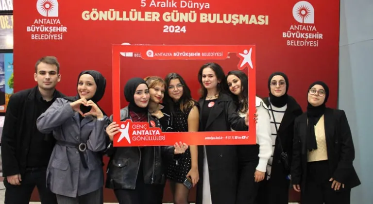 Büyükşehir, Gönüllüler Günü'nü Gençlerle Birlikte Kutladı