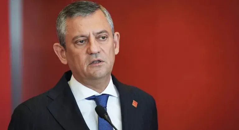 CHP'nin gündemi ara seçim: Özgür Özel belediye başkanlarını topluyor