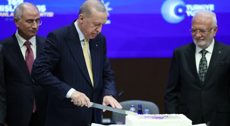 Cumhurbaşkanı Erdoğan'dan Özgür Özel’e: 'Başkomutan Olarak Sesleniyorum, Haddini Bil' 