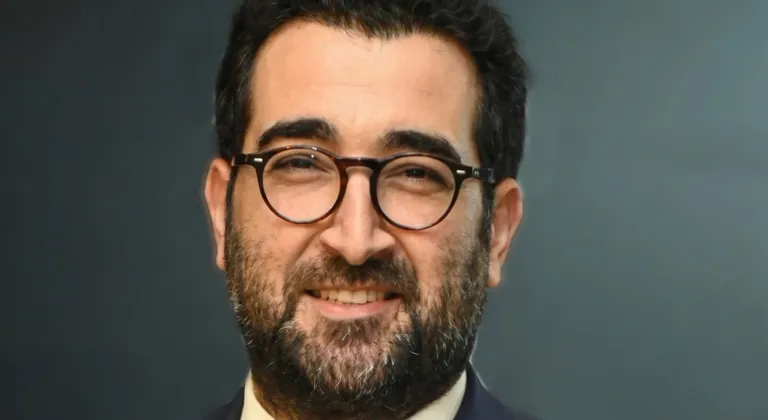 Diş Hekimliğinde Yapay Zekâ Devrimi: Gülüşünüzü ve Tedavinizi Nasıl Değiştiriyor?